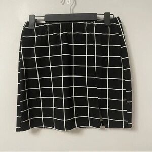 Black and white checkered mini skirt with slit on the side